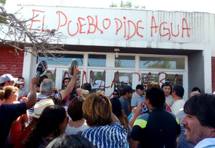 Diputados piden declarar emergencia sanitaria en Caleta por falta de agua