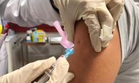 ¿Por qué duele el brazo después de recibir la vacuna contra el coronavirus?